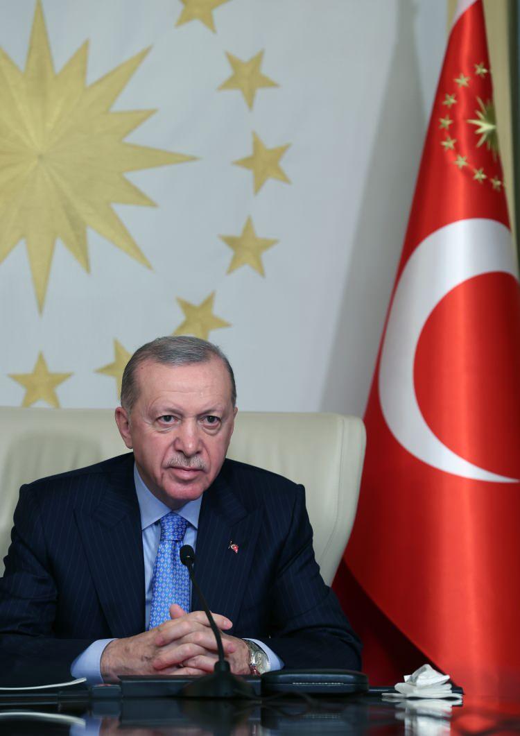 <p><strong>HEDEFİMİZ TAM ÜYELİK</strong></p>

<p>Türkiye'nin AB’ye tam üyelik hedefini “çok güçlü bir şekilde” koruduğunu belirten Erdoğan "Birlik bünyesindeki Avrupa savunma sanayi programının tüm Avrupalı müttefiklere açık olmasının gerektiğini düşünüyorum. Ukrayna'nın yeniden inşası ve ayağa kaldırılmasını amaçlayan Avrupa barış aracı gibi mekanizmalara da dahil olmamız mühimdir." demişti.</p>
