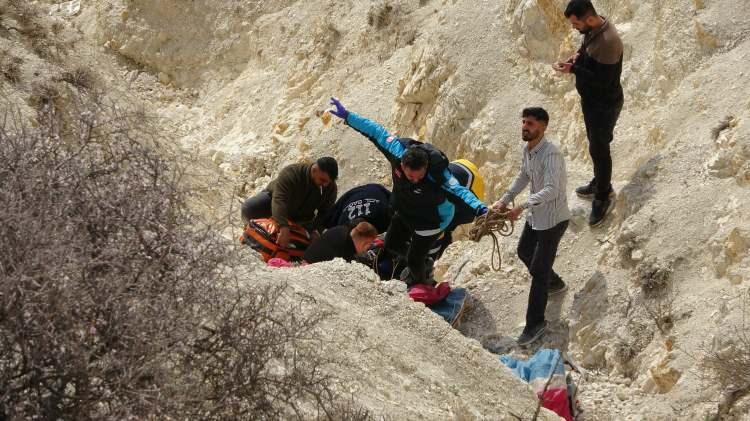 <p>Sağlık ekiplerince ilk müdahalesi olay yerinde yapılan ve bulunduğu yerden güçlükle çıkarılan Kartalmış, Adıyaman Eğitim ve Araştırma Hastanesi'ne kaldırıldı. </p>