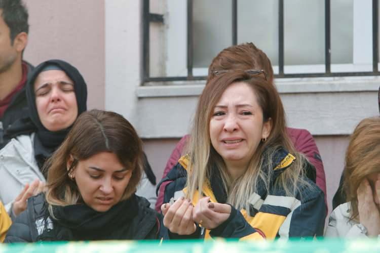 <p>Verilen adrese gelen 112 Acil Sağlık ekipleri yerde hareketsiz yatan kişinin meslektaşları Hamit Aras olduğunu gördü.</p>
<p> </p>
<p>Olay yerinde meslektaşları tarafından yapılan ilk müdahale ile duran kalbi yeniden çalıştırılan Aras, önce yakındaki bir özel hastaneye ardından da Antalya Eğitim ve Araştırma Hastanesine sevk edildi.</p>