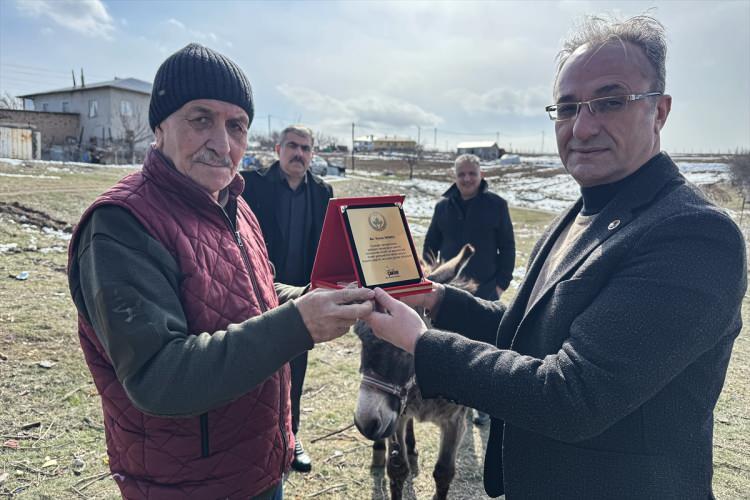 <p><span style="color:#A52A2A"><strong>PLAKET VERİLDİ</strong></span></p>
<p>Ağın Belediye Başkanı Şeref Çakar, 60 haneli köyde yaşayanların kış aylarında kent merkezine gitmesi nedeniyle sahipsiz kalan 40'ı aşkın kedi ve köpek ile onların yavrularını da 15 yıldır besleyen İkinci'yi ziyaretinde, <strong>gösterdiği duyarlılıktan dolayı plaket verdi, altın ile bir yıllık arpa ve saman hediye etti.</strong></p>