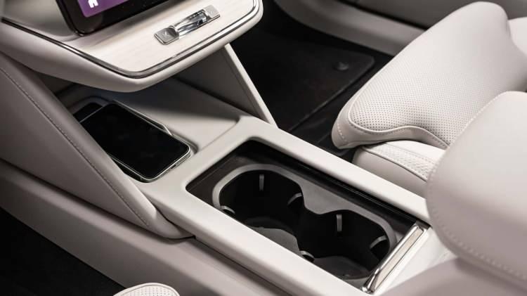 <p><span style="color:#B22222"><strong>FİYATI SIR GİBİ SAKLANIYOR!</strong></span></p>

<p> </p>

<p>Şimdilik fiyatı belli olmayan Volvo ES90, yalnızca  Avusturya, Belçika, Çek Cumhuriyeti, Finlandiya, Fransa, Almanya, Yunanistan, Macaristan, İtalya, Hollanda, Norveç, Polonya, Portekiz, İspanya, İsveç, İsviçre ve Birleşik Krallık'ta sipariş edilebilir.</p>

