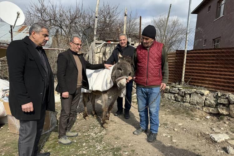 <p><span style="color:#A52A2A"><strong>BATTANİYE GÖNDEREN VAR</strong></span></p>
<p>Minik'in samanı, arpası geldi diyen İkinci, <strong>"Bazı vatandaşlarımız da sağ olsunlar Minik üşemesin diye battaniye göndermişler, battaniye de geldi. Gelen battaniyelerin bir kısmını soğuk havada üşümesinler diye diğer hayvanların da altına sereceğim. Sahipsiz hayvanlar üşümesin diye onlara da yardımcı olacağım." </strong>ifadelerini kullandı.</p>