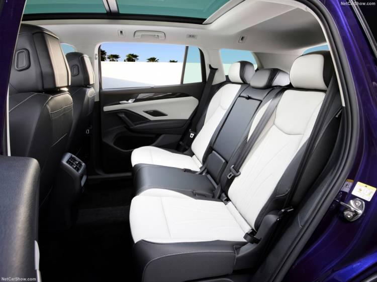 <p>İsteğe bağlı olarak sunulan özellikler arasında Geliştirilmiş Adaptif Şasi Kontrolü “DCC Pro”, Yarı Otonom Sürüş Asistanı “Travel Assist”, Acil Durum Asistanı “Emergency Assist” ve akıllı aydınlatma fonksiyonlarına sahip IQ.LIGHT – HD Matrix farlar yer alıyor</p>
