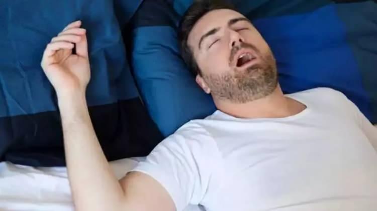 <p>Dr. Gareth Nye, kötü uyku kalitesinin ve oksijen eksikliğinin yüz kaslarında laktik asit birikmesine neden olabileceğini, bunun da sabah baş ağrılarına yol açabileceğini ifade ediyor. Uyku apnesi teşhisi konulan kişilerin tıbbi yardım alması gerektiğini belirten uzmanlar, CPAP cihazı gibi solunum destekleyici yöntemlerin bu durumu hafifletebileceğini söylüyor.</p>
