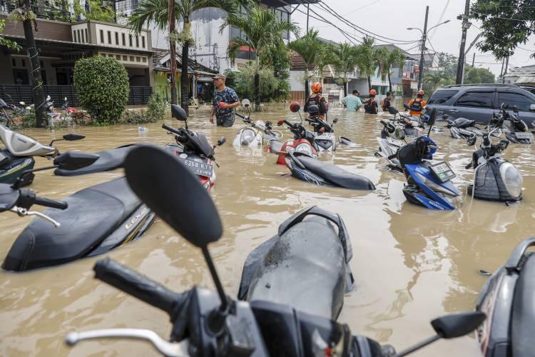 <p>Meteoroloji uzmanları, şiddetli yağışların önümüzdeki hafta boyunca Jakarta ve çevre şehirlerde devam etmesinin beklendiğini belirtti.</p>