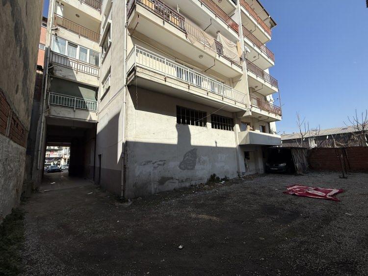 <p><span style="color:#A52A2A"><strong>BİR ŞÜPHELİ DOLAPTA YAKALANDI </strong></span></p>

<p>Polis ekiplerince yapılan incelemeler sonrasında bir şüphelinin dolapta saklanırken yakalandığını belirten Sağır, <strong>"Balkondan binanın arka kısmına düşmüş, düştüğü yerden binanın giriş kapısına taşınmış kadın. Çığlıkları duyup iş yerimden çıkıp buraya geldiğimde, kadını adamın kucağında gördüm ve öldü diye düşündüm. Daha sonrasında ambulansa bindirilerek hastaneye kaldırıldı. 3'üncü kattan düştü, yerdeki battaniyenin onunla beraber düştüğü veya sonrasında atıldığı söyleniliyor. Olaydan 1 saat önce evin içerisinde büyük bir kavga yaşanmış. Bardaklar, tabaklar kırılıyor ve bağırış sesleri geliyordu. Çocuğum beni arayarak, ‘Üst kattaki evde çok büyük bir kavga oluyor' dedi. Ben de ona ‘Siz karışmayın' dedim. Yaklaşık 15 dakika sonra çocuğum tekrar aradı ve binadan birinin düştüğünü söyledi. Olay yeri inceleme ekipleri geniş çaplı inceleme yaptı evde ve çevrede."</strong> dedi.</p>
