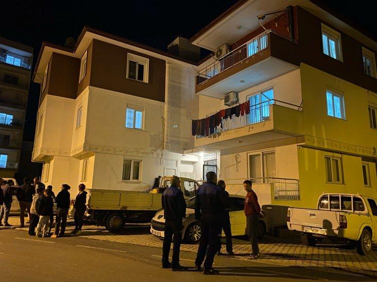 <p>Antalya'nın Serik ilçesinde bir bebeğin yattığı beşiğinin üzerine kapı düştüğü ihbarı üzerine harekete geçen ekipler, <strong>3 katlı apartmanda yaptıkları incelemenin ardından dairelerde tespit edilen çatlaklar nedeniyle 8 aileyi tahliye etti. </strong></p>
