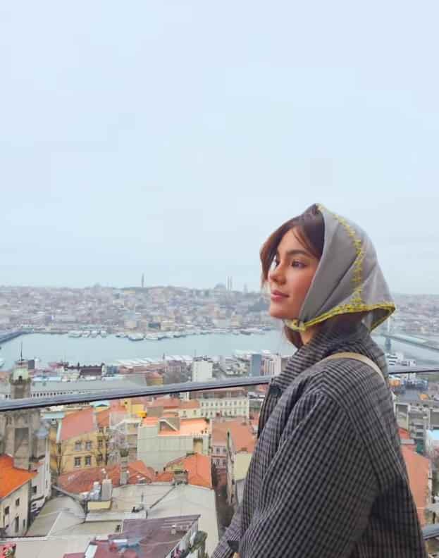 <p><span style="color:#B22222"><strong><em>İşte, ünlü modelin paylaşımları...</em></strong></span></p>