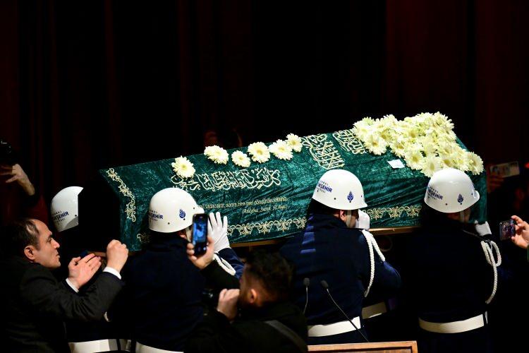 <p>Edip Akbayram'ın veda töreninde; eşi Ayten Akbayram, kızı Türkü Akbayram, oğlu Ozan Akbayram ve ailesinin diğer üyelerinin yanı sıra; aralarında MSG Başkanı Ferhat Göçer, MESAM Başkanı Recep Ergül, Fırat Tanış, Ahmet Selçuk İlkan, Zülfü Livaneli, Kubat'ın da aralarında olduğu meslektaşları ve hayranları yer aldı.</p>
