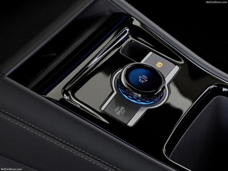 <p>2.0 litrelik 193 PS (142 kW) gücündeki TDI ve 2.0 litrelik 265 PS (195 kW) gücündeki TSI motorlar da oldukça verimli olup, standart olarak 4MOTION dört tekerlekten çekiş sistemi ile birlikte sunuluyor.</p>
