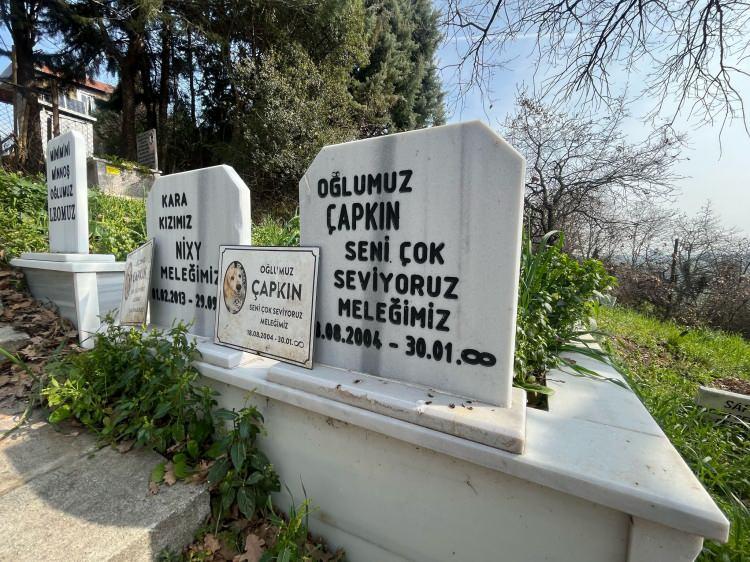 <p>Osmangazi ilçesindeki Sahipsiz Hayvanlar Doğal Yaşam ve Tedavi Merkezi'nde, 3 dönüm arazi üzerine kurulan hayvan mezarlığına, açıldığı günden bu yana 18 yılda yaklaşık 1200 hayvan gömüldü.</p>