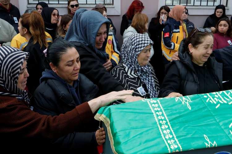 <p>Törende konuşan ve Hamit Aras ile 13 yıldır birlikte görev yapan Ahu Sezgin "Meslektaşımız olmasından onur duyduğumuz Hamit aynı zamanda iyiliği, fedakarlığı, insanlığı ile hep aklımızda kalacak. Hepimiz için örnek bir insandı. Ne yazık ki korkunç bir olayda hayattan koparıldı. Bu saldırıyı unutmadık unutmayacağız. Hukuk mücadelesinde her zaman annesinin yanında olacağız"dedi. Aras'ın cenazesi mesai arkadaşları ve meslektaşları tarafından düzenlenen törenin ardından dualar eşliğinde toprağa verilmek memleketi Kaş'a uğurlandı.</p>
