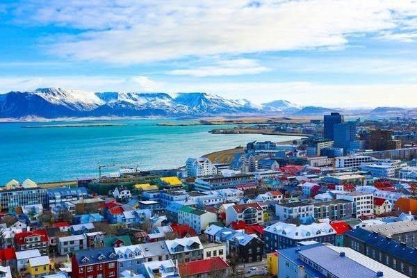 <p>İzlanda, Küresel Barış Endeksi'nde sürekli olarak en üst sıralarda yer alarak dünyanın en barışçıl ülkelerinden biri olarak ün kazanmıştır.</p>