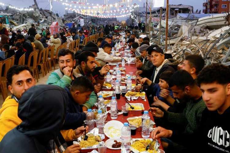 <p>21 yaşındaki Farah Irşi ise savaş nedeniyle evsiz kalan 25 kişiye ev sahipliği yaptıklarını ve neredeyse hiç yiyecekleri olmadığını söylüyor:</p>
<p>"Daha fazla yardımın Gazze’ye girmesiyle bakkallarda daha fazla gıda var ama bizim hiç paramız yok."</p>