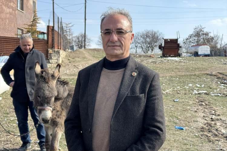 <p>Belediye Başkanı Çakar ise Turan İkinci'nin, yaşlandığı için yürümekte dahi zorlanan eşek Minik'e 21 yıldır gösterdiği şefkatin takdire şayan olduğunu belirtti.</p>