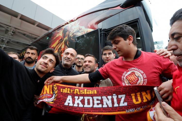 <p>Süper Lig'de Alanyaspor ile deplasmanda karşılaşacak Galatasaray'ın Antalya kamp kafilesinde sakatlığı devam eden Ismail Jakobs yer almazken, sakatlığını atlatan İspanyol forvet oyuncusu Alvaro Morata ise kafilede yer aldı.</p>
