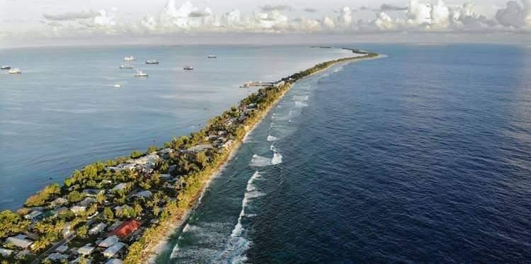 <p>Eskiden Ellice Adaları olarak bilinen Tuvalu, Pasifik Okyanusu'nda, Hawaii ile Avustralya arasında yer almaktadır.</p>