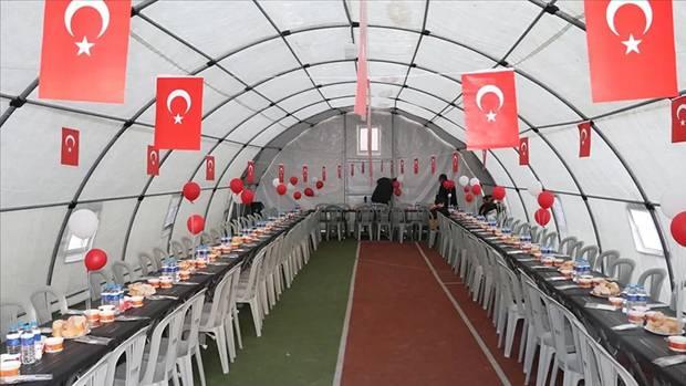 <p>Sıcak yemek dağıtım noktaları ise şu şekilde: Yavuztürk Mahallesi (Karadeniz Cad. Son Durak, Yavuztürk İlkokul Bahçesi), Zeynep Kamil Mahallesi (Zeynep Kamil Parkı, Zeynep Kamil Kadın ve Çocuk Hastalıkları Hastanesi karşısı), Ünalan Mahallesi (Ayazma Cad., Utku Parkı, Ünalan Merkez Camii yanı), Ferah Mahallesi (Gazi Mustafa Altıntaş İlköğretim Okulu Bahçesi), Kirazlıtepe Mahallesi (Kirazlıtepe Merkez Camii önü), Selami Ali Mahallesi (Üsküdar Otizm Merkezi yanı, Otopark), Cumhuriyet Mahallesi (Esatpaşa Cad., Karlıkdere Parkı).</p>
<p> </p>