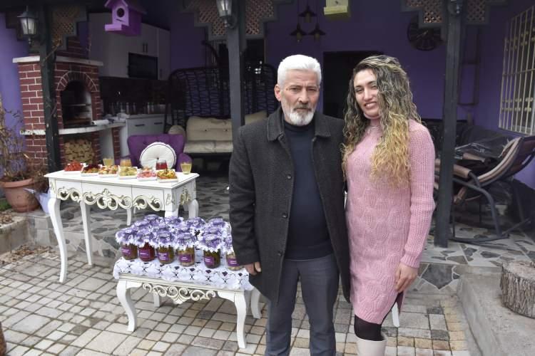 <p><span style="color:#A52A2A"><strong>"KIZIMLA GURUR DUYUYORUM"</strong></span></p>
<p>Girişimcilik konusunda kızı Burcu Mert Koçer'i cesaretlendiren ve destek veren babası İlham Mert (61) ise <strong>"Kız çocuklarına destek olsunlar. Babaların hepsine söylüyorum. Bir baba olarak kızımın her zaman arkasındayım ve yanındayım. Ona vereceğim destek onun ayakta durmasını sağlayacaktır. Onun her zaman yanındayım. Onun yaptığı işlerle gurur duyuyorum. Kendisi bu işi severek yapıyor, ben de ona her konuda destek olmaya çalışıyorum."</strong> diye konuştu.</p>
<p> </p>
<p> </p>
<p> </p>
