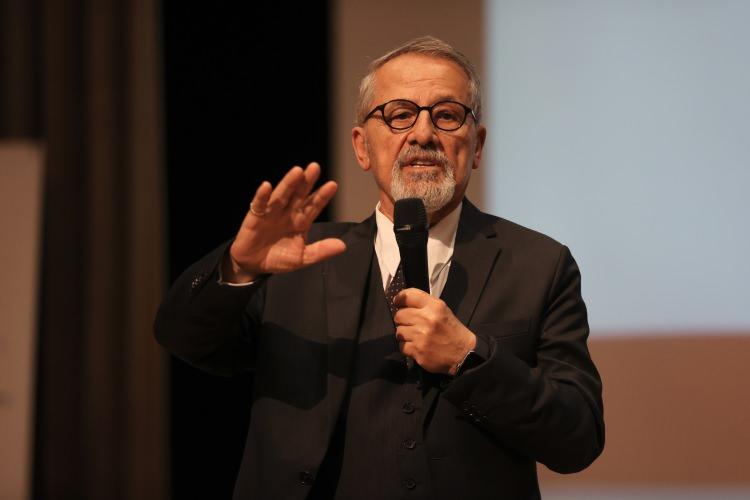 <p>Kentten geçen faylar hakkında bilgilendirmelerde bulunan Görür, "Kayseri fayın kucağında oturmuyor, olabilecek en çürük zeminde oturuyor. Siz bunu düşünmeden yüksek katlı binalar yapıyorsunuz. Kayseri faylı bir bölge, zemini çürük bir bölge. Sen öyle deprem dirençli bir Kayseri yapacaksın ki bilime ve teknolojiye göre oradan aldığın verilere göre yapman lazım." diye konuştu.</p>

