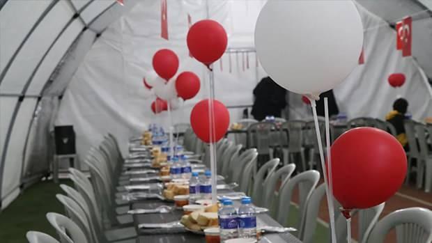 <p><strong>ARNAVUTKÖY İFTAR ÇADIRI</strong></p>
<p>Arnavutköy Belediyesi, Şehir Parkı ve Hadımköy İstasyon Meydanı’nda iftar sofraları hazırlarken, Arnavutköy Merkez ve Hadımköy Merkez’de iftar vakitlerinde sıcak yemek dağıtımı gerçekleştirilecek.</p>