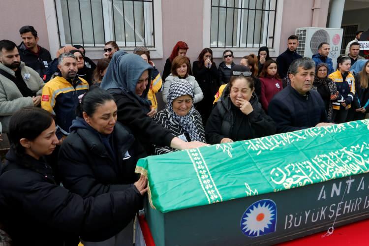 <p>Kafasına aldığı darbe ile yere yığılan Aras kafasını kaldırıma vurdu.</p>
<p>4 genç ise yerde hareketsiz yatan Hamit Aras'ın çantasını alarak olay yerinden uzaklaştı.</p>
<p> </p>
<p>Yolda hareketsiz yatan Hamit Aras'ı görenlerin 112 Acil Çağrı Merkezi'ne ihbarı ile olay yerine sağlık ekipleri sevk edildi.</p>