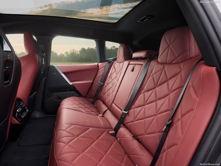 <p>Yenilenen ön far tasarımı ve BMW Iconic Glow aydınlatmalı böbrek ızgaraları, aracın estetik duruşunu öne çıkarıyor.</p>
