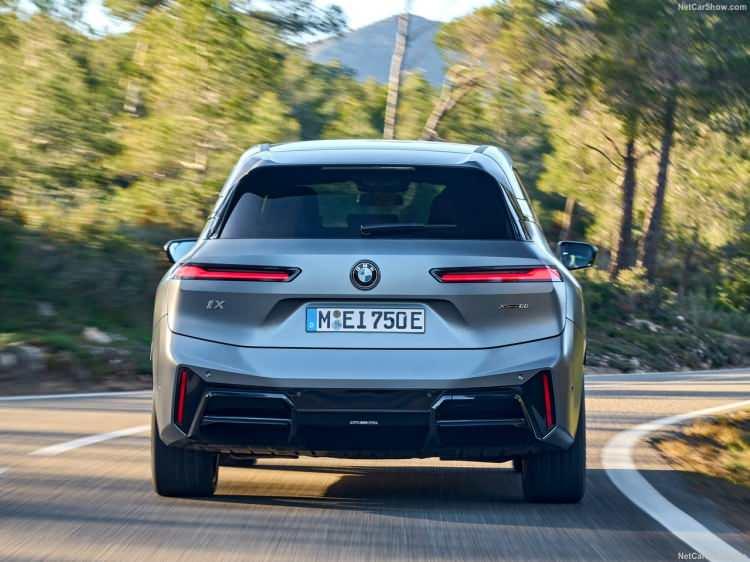 <p>BMW ConnectedDrive teknolojisi, BMW iX’i ileri seviye bağlantı ve akıllı sürüş sistemleriyle donatıyor.</p>
