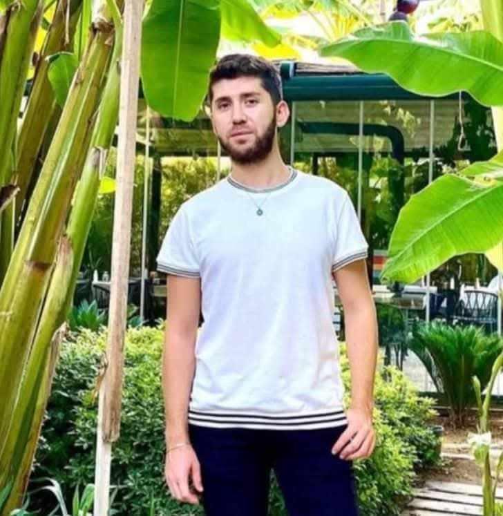 <p>Antalya'da Muratpaşa ilçesinde sahur yaptıktan sonra evine dönen genç paramedik Hamit Aras, 4 kişi tarafından hayattan koparıldı. </p>