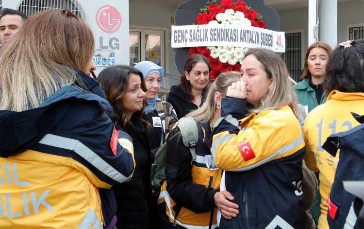 <p>Şüphelilerin emniyetteki ifadesinde Hamit Aras'ı darp ederek çantasını alarak olay yerinden uzaklaştıkları, değerli eşyaları aldıktan sonra birkaç sokak ileride çantayı yaktıklarını söylediği öğrenildi.</p>