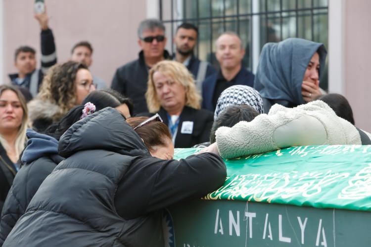<p>Ticari taksi ile Doğu Garajı bölgesine gelen Aras, evine yaklaşık <strong>150 metre mesafede taksiden inerek yürümeye başladı.</strong></p>