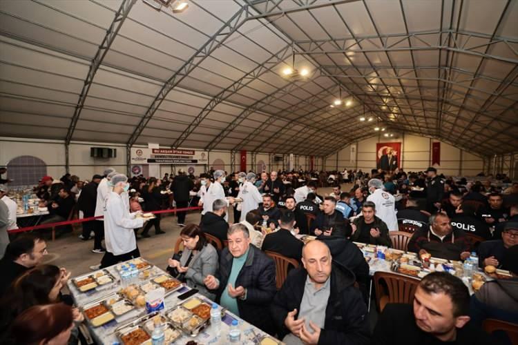 <p><strong>BEYKOZ İFTAR ÇADIRI</strong></p>
<p> </p>
<p>Beykoz Belediyesi, ramazan süresince Beykoz Sahili Etkinlik Alanı ile Çavuşbaşı Çiftlik Mahallesi’nde iftar çadırları kuracak.</p>