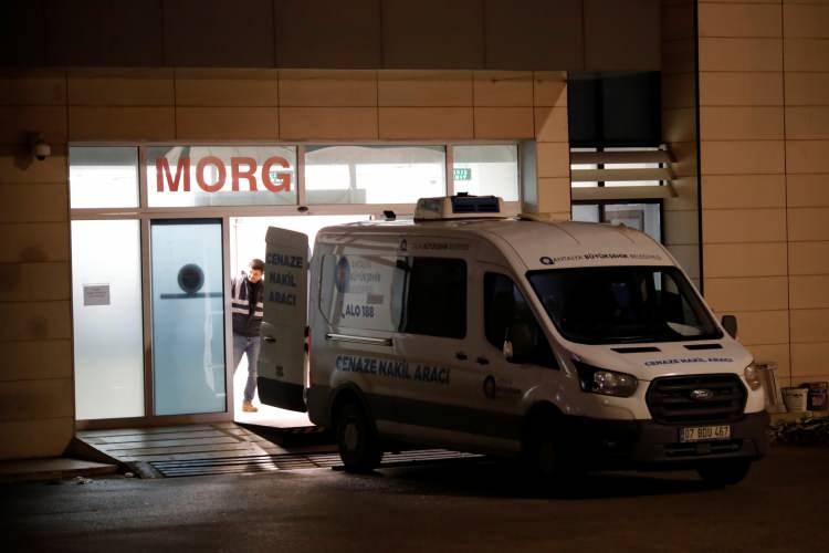 <p><em><strong>2 kişi tutuklandı, 2'si adli kontrolle serbest</strong></em></p>
<p> </p>
<p><br />
Bölgedeki güvenlik kameralarını inceleyen Antalya İl Emniyet Müdürlüğü ekipleri tarafından kısa sürede yakalanan şüpheliler İsmail S. (16), Gökhan A. (17), Savaş İ. (20) ve Muhammet Emir K. (17) emniyetteki işlemlerinin ardından adliyeye sevk edildi.</p>
<p> </p>
<p>Şüphelilerden suçunu kabul ederek Hamit Aras'a vurduğunu kabul eden Muhammet Emir K. ve Savaş İ. tutuklanarak cezaevine gönderilirken İsmail S. ve Gökhan A. ise adli kontrol şartı ile serbest bırakıldı.</p>