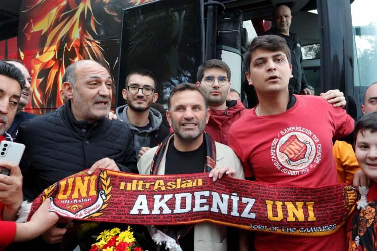 <p>Galatasaray’ın Antalya kamp kadrosunda; "Muslera, Eyüp Aydın, Sanchez, Sallai, Kerem Demirbay, Mertens, Yunus Akgün, Eren Elmalı, Berkan Kutlu, Günay Güvenç, Sara, Ahmed Kutucu, Kaan Ayhan, Jelert, Cuesta, Frankowski, Yusuf Demir, Torreira, Atakan Ordu, Abdulkerim Bardakcı, Osimhen, Jankat Yılmaz, Barış Alper Yılmaz, Berat Luş, Morata, Efe Akman, Metehan Baltacı ve Lemina” yer aldı.</p>
