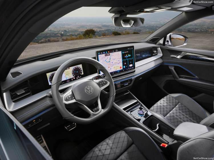 <p>12,9 inç “Composition Media Pro” bilgi ve eğlence sistemi, kablosuz App-Connect (Apple CarPlay ve Android Auto desteği), dijital göstergeler ve ısıtmalı ön koltuklar Yeni Tayron’da standart olarak sunuluyor.</p>
