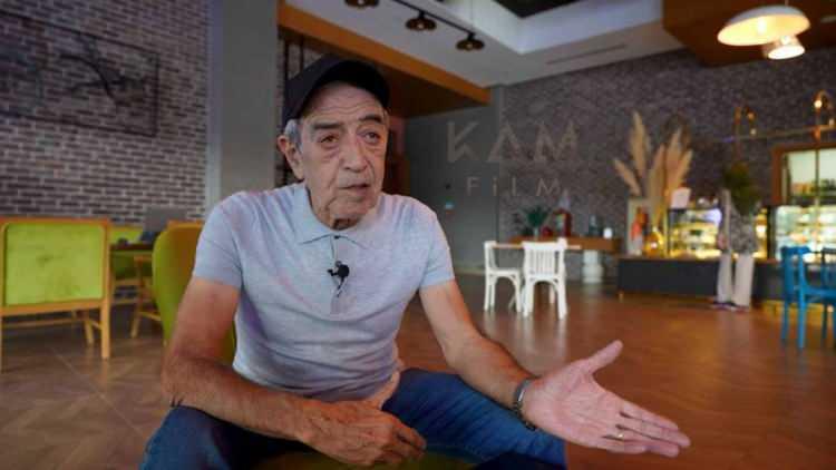 <p>Bütün şarkılarında ezilen insanların yanında olduğunu, şarkılarını onlara söylediğini aktaran Edip Akbayram; "Emek en yüce değerdir. Emekçi eli öpülesi insandır. Sanatçı günlük hayattan beslenen insandır. Bazen bir sevgiyi paylaşır, öfkeyi dile getirir, bir nefreti şarkılarınızla anlatırsınız. Yaşadığımız toplumla yaşıyoruz. Yıllardır yaşadığım toplumda okuduğum şarkılarla işçilerin, emeklilerin, üniversite öğrencilerinin, atanamayan öğretmenlerin sesi olmaya gayret ettim. Etmeye devam edeceğim" diye konuştu.</p>

<p>Geçen yıl 8 ülkede konser verdiğini kaydeden Edip Akbayram; "Gittiğim kentlerde izlediğim panoramada dünyanın kirlendiğini gördüm. Bu kirlilikten benim güzel ülkem de nasibini alıyor. Biz öyle bir toplumduk ki düşene elimizi uzatıp kaldırırdık. Şimdi düşene tekme vuran bir toplum haline geldik. Bu sadece kendi ülkem için değil, dünyada gelişen o kirlenmenin bir örneğidir" dedi.</p>

<p>İnsanın ruhsal durumu için doğanın önemli olduğunu kaydeden Edip Akbayram; "Paris’teki bir otelin camından bakınca gri, puslu bir hava. Metronun önündeki insanların yüzlerinde bezginlik gibi görüntüler görüyorum. Londra’da aynı hava. Londra’da daha güneşli hava görmedim. Belçika öyle, Hollanda öyle. En sonunda 'Ülkemin güneşine kurban olurum' dedim. O duygular bana bunu söyletti. Cennet gibi bir ülkede yaşıyoruz ama bu ülkeye ihanet ediyoruz" </p>
