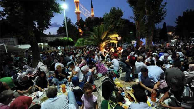 <p><strong>BEYOĞLU İFTAR ÇADIRI</strong></p>
<p> </p>
<p>Beyoğlu’nda Hasköy Kültür Sanat ve Gösteri Merkezi, Kızılay Meydanı, Arabacılar Meydanı ve Hacıahmet Mahallesi’nde her gün iftar çadırları vatandaşlarla buluşacak.</p>