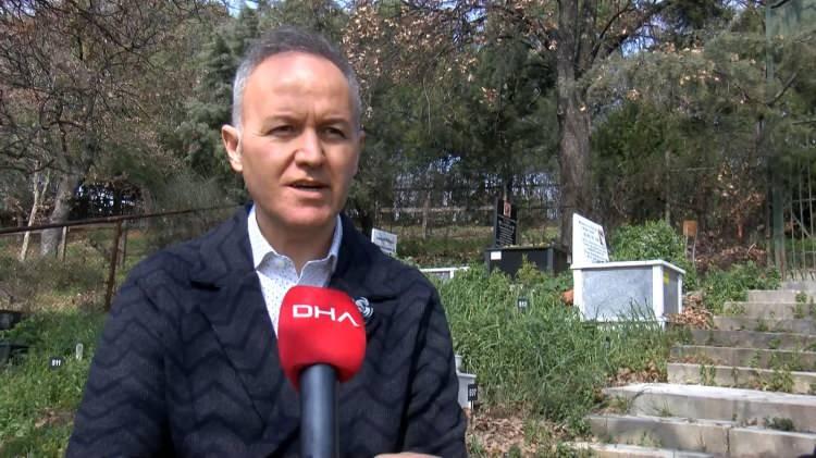 <p>Evcil hayvanlar mezarlığına farklı defin teklifleri de aldıklarını söyleyen Osmangazi Belediyesi Veteriner İşleri Müdürü Kadir Özdemir, “Kurulduğumuz tarih 2007'den itibaren evcil hayvan mezarlığı olarak hizmet vermekteyiz. Burada genellikle, kedi, köpek, kuş ve tavşan bulunmaktadır. Bayramlarda hayvanseverler geliyor ve mezarları temizleyip, başlarında duruyorlar. Evcil hayvanlarıyla burada konuşuyorlar. Bizler de onların acısına ortak oluyoruz. Burada bir hayvanın defin işleminin ücreti 2 bin 500 lirayı buluyor. Burada binin üzerinde hayvan gömüldü. Mezarlığımıza kedi, köpek, tavşan ve kuş gömülürken, bir seferinde bukalemun defin teklifi almıştık. Şu an yaptığımız çalışmalarla bu alanımızı genişletiyoruz dedi.</p>