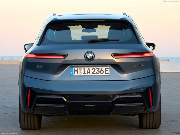 <p>Türkiye pazarında yalnızca M Sport tasarım paketi ile sunulan BMW iX xDrive60, Dark Silver iç kaplama, M deri direksiyon ve M fonksiyonlu ön koltuklarıyla sportif bir atmosfer sağlıyor.</p>
