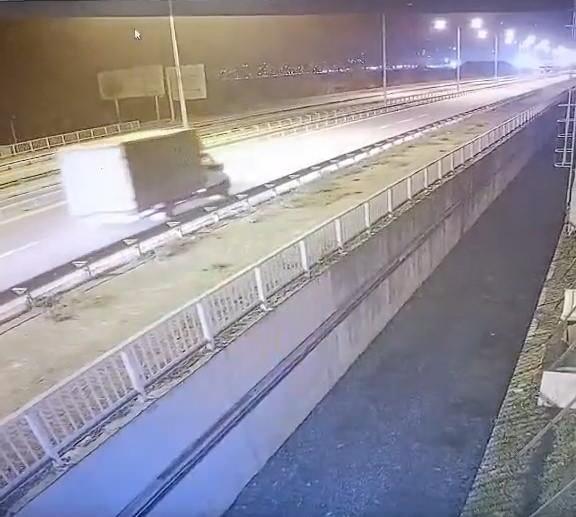 <p>Kazada araçtaki sürücüler yaralandı. İhbarla bölgeye polis ve sağlık ekipleri sevk edildi. Sağlık ekiplerince ilk müdahalede bulunan yaralılar, ambulanslarla Recep Tayyip Erdoğan Üniversitesi (RTEÜ) Eğitim ve Araştırma Hastanesi'ne kaldırıldı. Yaralıların durumlarının iyi olduğu öğrenildi.</p>