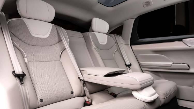 <p><span style="color:#B22222"><strong>ARACIN TOTALDE İSE 700 KILOMETRE MENZİLİ BULUNUYOR</strong></span></p>

<p> </p>

<p>Tasarımına gelecek olursak geliştirilmiş aerodinamiği ve fastback tasarımının yanı sıra 18 cm yerden yüksekliği bulunuyor. 424 litrelik bagaj h<span style="color:#B22222">​</span>acmi bulunan aracın arka koltukları yatırıldığında 733 litreye kadar bagaj hacmi sunduğu belirtiliyor. <strong>Ayrıca 22 litrelik ön bagaj da ek olarak sunuluyor.</strong></p>
