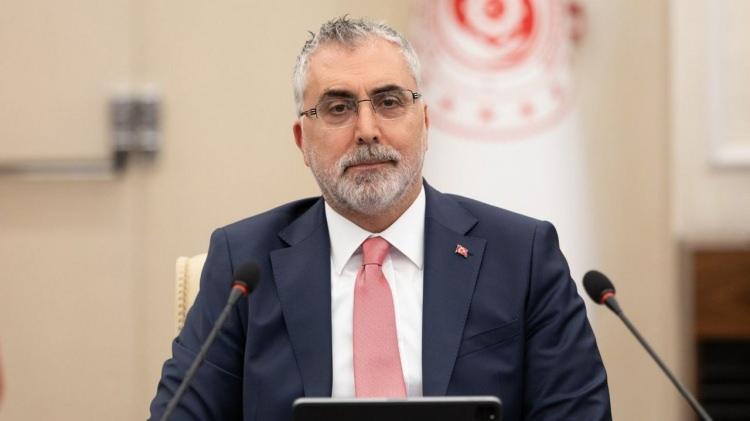 <p><strong>Işıkhan, AK Parti Genel Merkezi’nde milletvekilleriyle bir araya gelirken emeklilik sisteminde yeni bir değişiklik planlamadıklarını aktardı.</strong></p>

<p> </p>

