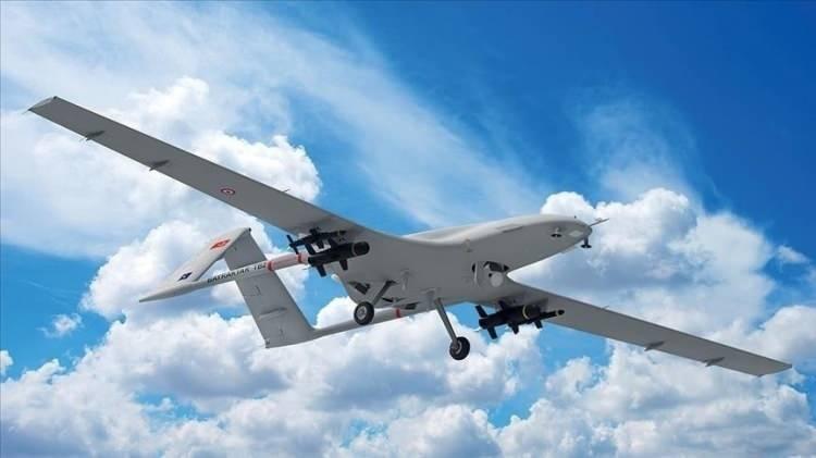 <p>Görsel olarak pistleri tanıyarak otonom iniş-kalkış gerçekleştirebiliyor. Dinamik rota planlaması yaparak en uygun uçuş rotalarını belirleyebiliyor.</p>

<p> </p>

<p>Kaynak: SavunmaSanayiST</p>
