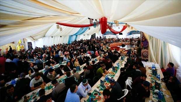 <p><strong>ZEYTİNBURNU İFTAR ÇADIRI</strong></p>
<p> </p>
<p>Zeytinburnu Belediyesi, bu sene etkinliklerin yanı sıra ihtiyaç sahibi ailelere yemek yardımında bulunacağını ve iftar saatinde yolda olanlar için mobil araçlarla çorba ikramı yapacağını açıkladı. Zeytinburnu Aşevi de birçok aileye yemek hizmeti sunacak.</p>