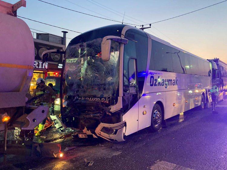 <p>Manisa'nın Turgutlu ilçesinde yolcu otobüsü, tır, otomobil ve tankerin karıştığı zincirleme kazada 1 kişi yaşamını yitirirken, 7 kişi de yaralandı.</p>

<p> </p>
