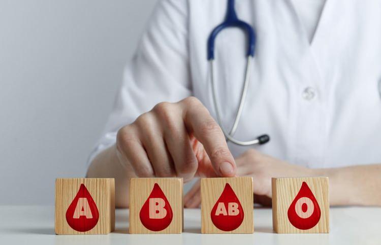 <p>Çalışmalar, O kan grubu bireylerin aşıya daha iyi yanıt verebileceğini ve yararlı bir mikrobiyoma sahip olabileceğini ve bu sayede bağışıklığın artmasına daha fazla katkıda bulunabileceğini göstermektedir.</p>
<p> </p>