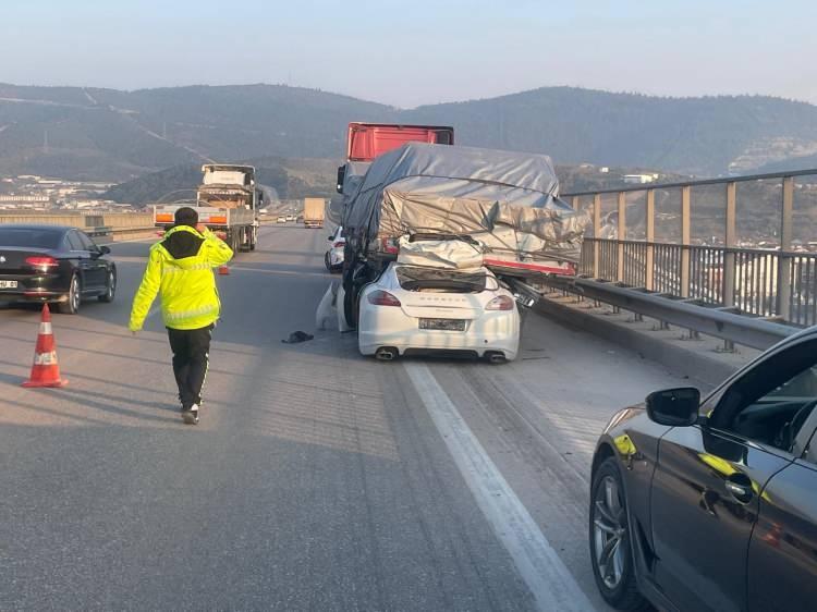 <p>Kazada otomobilde sıkışan sürücü ağır yaralandı. </p>