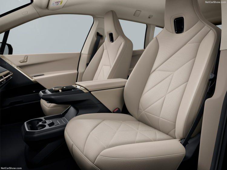 <p>BMW iX, tasarım anlamında fark yaratacak detaylarla güncellenmiş bir görünüme kavuştu.</p>
