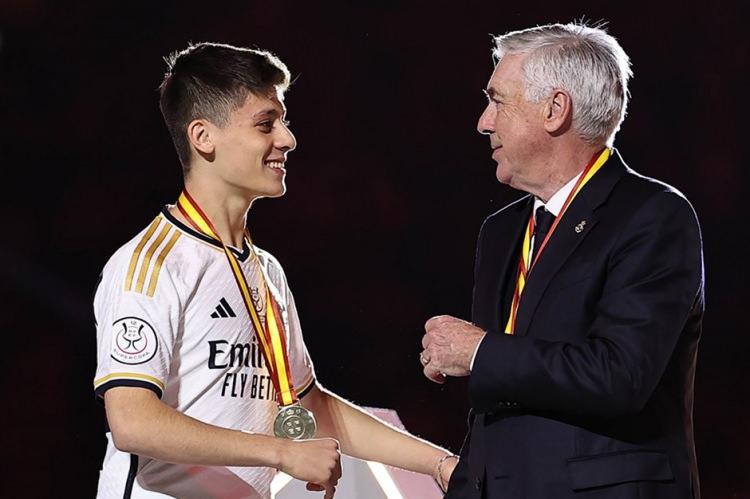 <p>Ancelotti'nin Real Madrid'de devam etmesini sağlayacak tek formülün ise La Liga ve Şampiyonlar Ligi'nde gelecek şampiyonluk olduğu vurgulandı.</p>