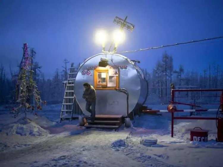 <p>Bölge mineral açısından ise oldukça zengin.</p>
<p>Yakutsk dünyada elmas üretiminin beşte birinin gerçekleştirildiği ve Rusya'da bulunan altın madenlerinin yüzde 40'ının bulunduğu bir şehir. Ayrıca gaz ve petrol rezervleri de bulunmakta.</p>
<p> </p>